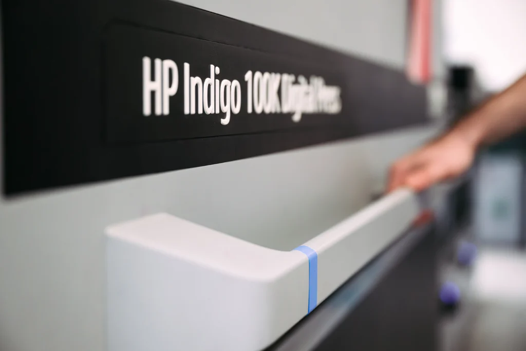 Detailansicht einer HP-Indigo-Druckmaschine mit sichtbarem Modellschriftzug.