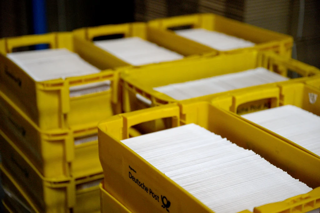 Viele gelbe Postkisten gefüllt mit weißen Anschreiben.